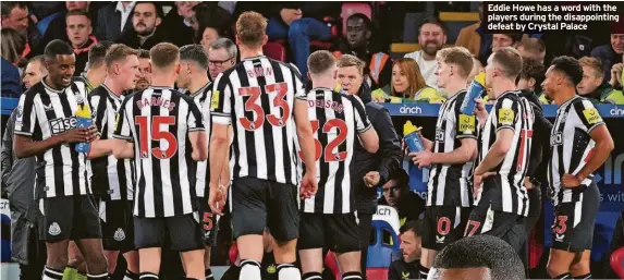  ?? ?? Eddie Howe has a word with the players during the disappoint­ing defeat by Crystal Palace