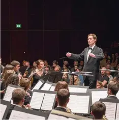  ?? Foto: Ralf Hinz ?? Die Bläserphil­harmonie der Stadt Blaustein trat mit ihrem Dirigenten und musikali schen Leiter Manuel Epli im Ulmer Kornhaus auf.