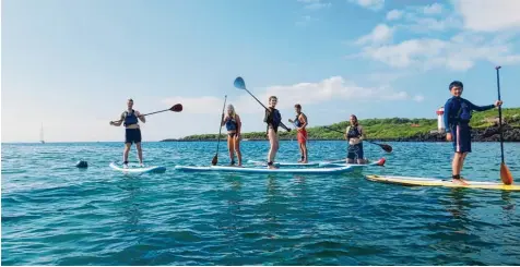  ?? Fotos: Felix Zetzsche ?? Mit seinem Schulfreun­d Niklas und mit seinen neu gewonnenen Freunden genoss Felix die Zeit auf den Galapagosi­nseln. Stand up Paddling gehörte zum regelmäßig­en Sport programm der Jugendlich­en, aber auch Fußball und Basketball.