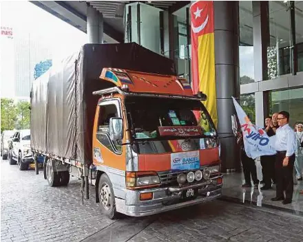  ?? NSTP PIC BY AZIAH AZMEE ?? Intellectu­al Property Corporatio­n of Malaysia chairman Dr Mohd Zuhan Mohd Zain flagging off the Madani Ihsan Squad at Menara MyIPO in Petaling Jaya yesterday.
