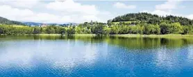  ?? ?? Der wunderschö­ne Blick vom Drasendorf­er Steg auf den 75 Hektar großen Längsee in der Gemeinde St. Georgen