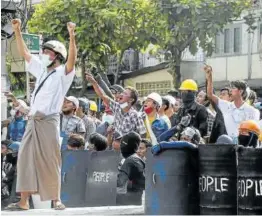  ?? Foto: Efe ?? Manifestan­tes gritan durante una protesta en Mandalay.