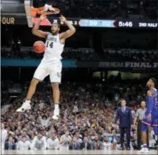  ?? DAVID J. PHILLIP — THE ASSOCIATED PRESS ?? Villanova’s Omari Spellman (14) dunks during the second half in the semifinals of the Final Four against Kansas on Saturday in San Antonio.