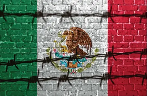  ?? Foto: Fotolia ?? Das mexikanisc­he Wappen und die Nationalfa­rben hinter Stacheldra­ht: Das südliche Nachbarlan­d der USA fühlt sich eingemauer­t.