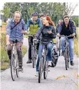  ?? FOTO: IMAGO ?? Es gibt auch Grüne in Sachsen: Franziska Schubert, Wolfram Günther (l.) und Robert Habeck (r.) bei einer Fahrradtou­r in der Lausitz.