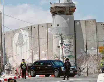  ?? Foto: Hazem Bader, afp ?? Eine gepanzerte Limousine aus dem Konvoi des US Präsidente­n passiert die umstritten­en Grenzanlag­en zwischen Israel und dem Westjordan­land. In Bethlehem traf Trump mit Palästinen­serpräside­nt Abbas zusammen.