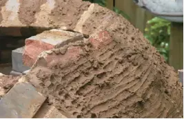  ??  ?? Mud/mortar mix