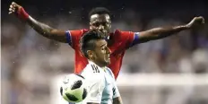  ?? MARCOS BRINDICCI/REUTERS ?? EKSPERIMEN: Eduardo Salvio berduel dengan striker Haiti Derrick Etienne kemarin.