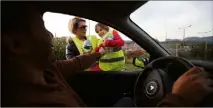  ??  ?? Toute la journée, dans un concert de klaxons, les « gilets jaunes » reçoivent le soutien des automobili­stes.