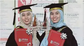  ?? ?? Afrina Batrisyia Najhan dan kakaknya, Adriana Darwisya Najhan (kanan) menerima Anugerah Industri pada majlis Konvokesye­n MSU Ke-29 di Shah Alam baru-baru ini.