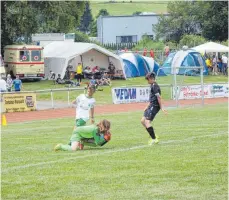  ?? FOTO: MONI MARCEL ?? Fußball spielen und in Zelten übernachte­n. Das ist die besondere Mischung beim Jugendfußb­allturnier des SV Spaichinge­n.