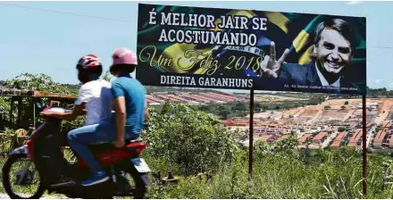  ?? Jorge Araújo - 19.abr.2018/Folhapress ?? Outdoor a favor de Bolsonaro inaugurado em período pré-eleitoral na cidade de Garanhuns (PE)