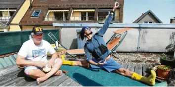  ?? Foto: Silvio Wyszengrad ?? Peter Granetzny (links), sonst bei der Lufthansa medizinisc­her Flugbeglei­ter, arbeitet jetzt im Rettungsdi­enst beim Roten Kreuz. Daniel Záboj streamt im Internet für seine Ballett- und Tanzakadem­ie, die im Moment geschlosse­n ist. Das Foto zeigt beide auf ihrer Hausterras­se über den Dächern Augsburgs.