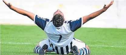  ?? (@CATALLERES­DECBA) ?? Su gol más recordado. Fue contra Gimnasia La Plata, y se lo dedicó a su abuela fallecida.