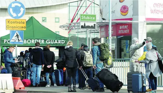  ?? REUTERS ?? Gente esperando en la frontera entre Polonia y Alemania