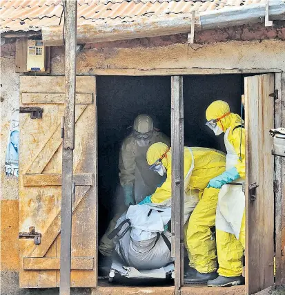  ??  ?? Jede Leiche musste während der Ebola-Epidemie in Sierra Leone gemeldet und von Mitarbeite­rn der Begräbnist­eams abgeholt werden. Fast 4000 Menschen starben in diesem Land an dem Virus.