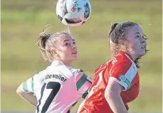  ?? FOTO: VOLKER STROHMAIER ?? Der SV Alberweile­r (links Michelle Weiß) unterlag dem 1. FFC Frankfurt (hier Sina Marx) mit 1:3.