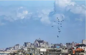  ?? | EFE ?? Mientras se adelantan las negociacio­nes, aviones lanzan ayuda humanitari­a en el norte de Gaza para los afectados por el conflicto.