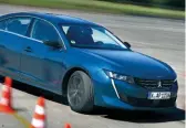  ??  ?? El Peugeot frena mejor que el Volkswagen. Es capaz de detenerse desde 100 km/h en 1,6 metros menos