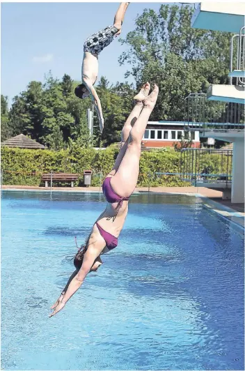  ?? ARCHIV-FOTO: ANJA TINTER ?? Das Waldbad Hilden ist eines der beliebtest­en und attraktivs­ten Freibäder in der Region. Es zieht viele Besucher aus den Nachbarstä­dten an.