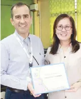  ??  ?? Concentrix Philippine­s country leader Elek Toth and Ponciano Bernardo High School principal Josephine Obligar.