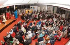  ?? Foto: Ulrich Wagner ?? Voll besetzt mit aufmerksam­en Zuhörern war das Foyer der Neuen Stadtbüche­rei Augsburg beim Literatura­bend im vorigen Jahr.