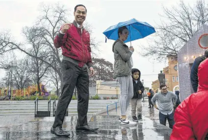  ?? Photos by Lisa Krantz / Staff photograph­er ?? Julián Castro braves the rain at Guadalupe Plaza and explores the stage Friday for his presidenti­al announceme­nt today. With him are his wife, Erica, and their son, Cristián, 4.