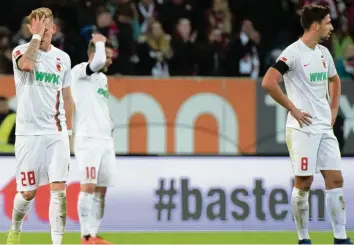  ?? Foto: Stefan Puchner, dpa ?? Nicht zu fassen: André Hahn, Daniel Baier und Rani Khedira (v. l.) beim 2:2 gegen den 1. FC Nürnberg.