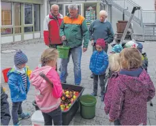  ?? FOTO: KINDERTAGE­SSTÄTTE ST. MARIA ?? Unter fachkundig­er Anleitung vom Obst- und Gartenbauv­erein lernen die Kinder, wie Apfelsaft gepresst wird.