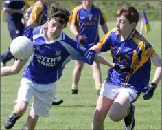  ??  ?? Conor Kelly (Ballyhogue) is chased by Rosslare’s Shane Fortune.