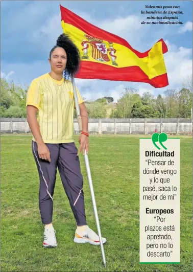  ?? ?? Yulenmis posa con la bandera de España, minutos después de su nacionaliz­ación.