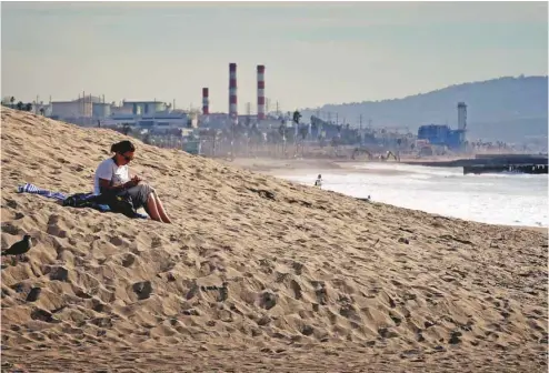  ?? MARK RALSTON AGENCE FRANCE-PRESSE ?? Une femme à la plage Playa Del Rey, à Los Angeles, en Californie. La Californie n’en est pas à ses premières exploratio­ns extrafront­alières en matière de lutte contre les changement­s climatique­s.
