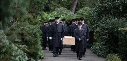  ?? FOTO: MARKUS SCHREIBER/AP-TT ?? ■
Kvarlevorn­a jordfästes på skogskyrko­gården Waldfriedh­of i Berlinstad­sdelen Dahlem.