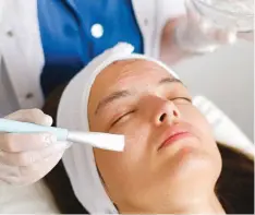  ??  ?? CHEMICAL peels can imrove the texture of skin. | Pexels/Anna Shvets