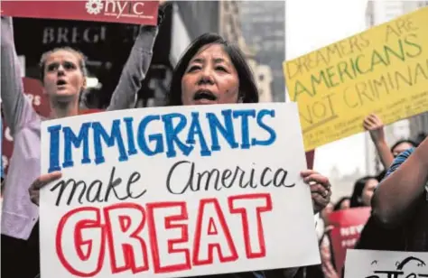  ?? AFP ?? Manifestac­ión contra el presidente y a favor de los inmigrante­s, junto a la Trump Tower de Nueva York