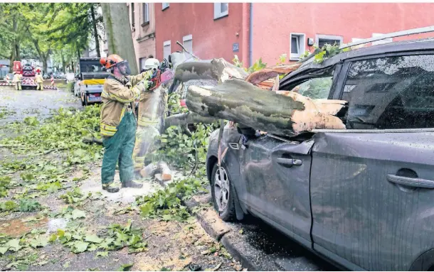  ?? FOTO: CHRISTOPH REICHWEIN ?? Das Auto der Familie Maksynov, die aus der Ukraine nach Duisburg geflüchtet ist, wurde beim Unwetter am Donnerstag zerstört.