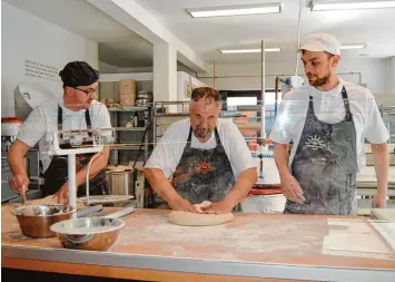  ?? Fotos: Anja Fischer ?? Den Bäckermeis­tern André und Hans Jürgen Heuck sowie Geselle Alexander Heuck geht es in der offenen Backstube um Brot aus besten Zutaten.