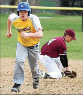  ?? RANDY MEYERS — THE MORNING JOURNAL ?? Tyler Green of Clearview runs to third as Dustin Ottinger of Rocky River bobbles a ground ball.