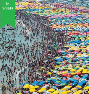  ??  ?? Rimini La spiaggia romagnola affollata di bagnanti come da tradizione per le vacanze estive