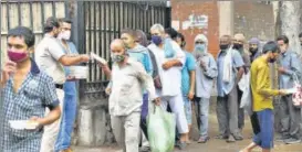  ?? RAJ K RAJ/HT PHOTO ?? Meals being distribute­d outside the Shehnai Banquet Hall Covid care centre, attached to Lok Nayak Hospital, on Wednesday.