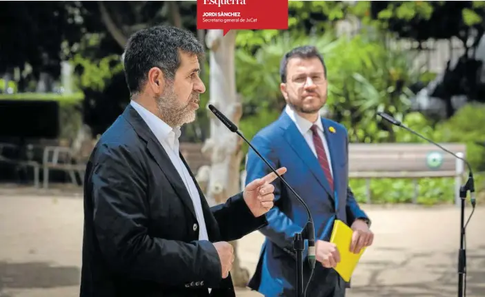  ?? Foto: Efe ?? Jordi Sànchez, secretario general de Junts, junto a Pere Aragonès, candidato de ERC a presidir la Generalita­t, presentand­o el acuerdo para un Govern de coalición.