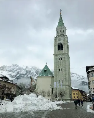  ??  ?? Abito invernale Neve da pieno inverno a Cortina e su tutto l’arco dolomitico.
A Ra Valles la precipitaz­ione nevosa ha portato al suolo un manto di 102 centimetri