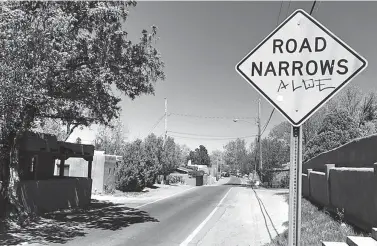  ?? TRIPP STELNICKI/THE NEW MEXICAN ?? A residentia­l one-way portion of Galisteo Street with no sidewalk, adjacent to an intersecti­on with West Coronado Road near downtown. According to a city pedestrian master plan, in much of the city, ‘the sidewalk network is limited by gaps,...