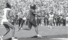  ?? Ron Jenkins/Associated Press ?? TCU receiver Derius Davis scores a second-half touchdown. The Horned Frogs are 9-0 for the first time since 2010.