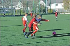  ?? 01_B44united0­6 ?? An Arran player shields the ball from his opponent.