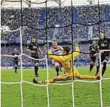  ??  ?? Hoffnungst­räger: Hamburgs Lewis Holtby (M.) erzielt gegen Freiburg den Treffer zum :. Foto: dpa/PA