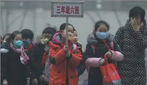  ?? ZHU XINGXIN / CHINA DAILY ?? Primary school students wearing masks leave a school in Shijiazhua­ng, Hebei province, on Tuesday. The city, which had the worst air quality in November among 74 major cities monitored, ordered classes suspended on Wednesday.