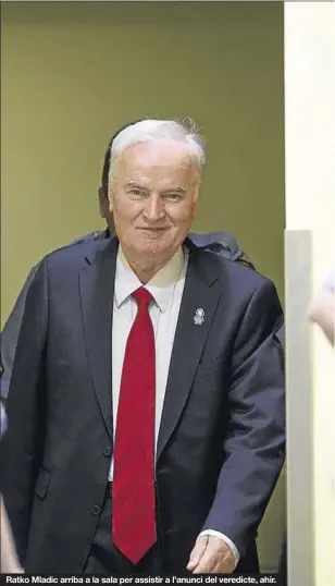  ??  ?? Ratko Mladic arriba a la sala per assistir a l’anunci del veredicte, ahir.
