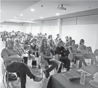  ??  ?? Asistentes ayer a la mesa redonda, celebrada en la casa de cultura.