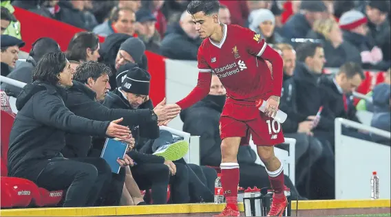  ?? FOTO: GETTY ?? Philliphe Coutinho recibe las felicitaci­ones El centrocamp­ista brasileño participó de un nuevo triunfo del Liverpool, ayer ante el Leicester, y fue sustituido en el último minuto